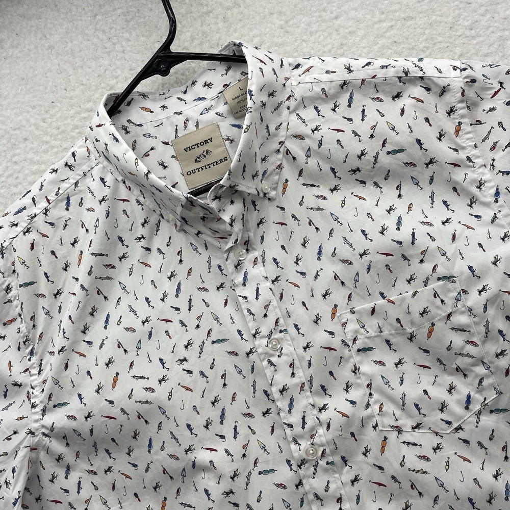 NWT Victory Outfitters Shirt Mens Large Fly Fishing Lure AOP Short Sleeve Button